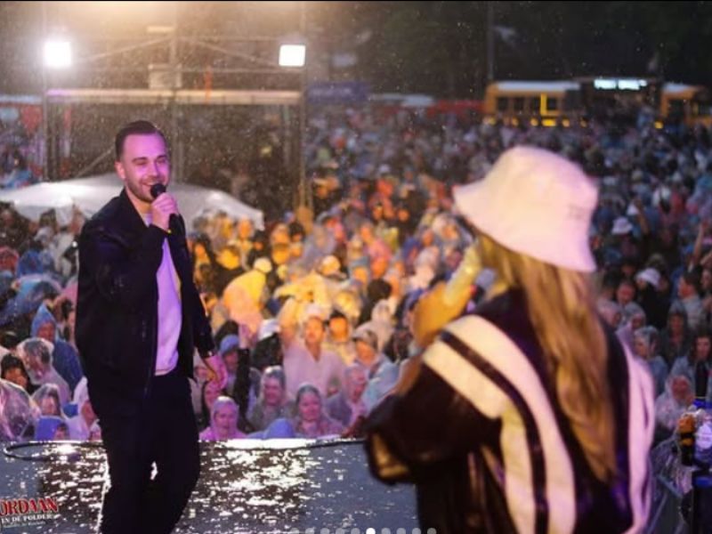 Supermarktmanager Daniël van Bruggen op het podium bij Jordaan in de Polder
