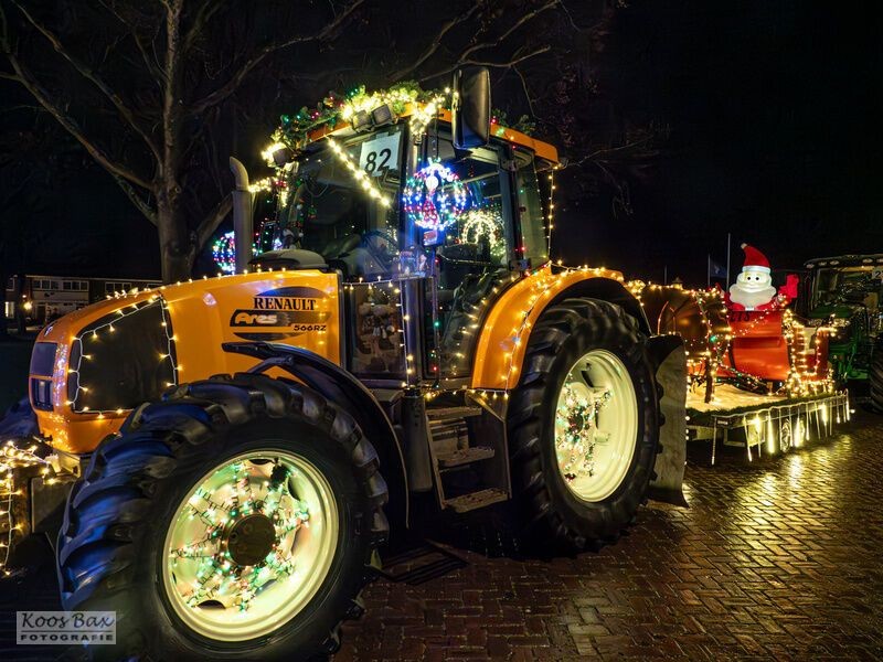 verlichte trekker tijdens de lichtjestour