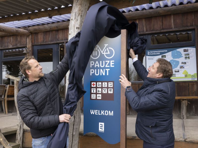 Gedeputeerde Harold Hofstra opent eerste Fietspauzepunten in Flevoland