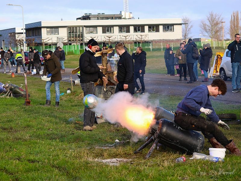 Carbidschieten aan de Kromme Rijn in Dronten