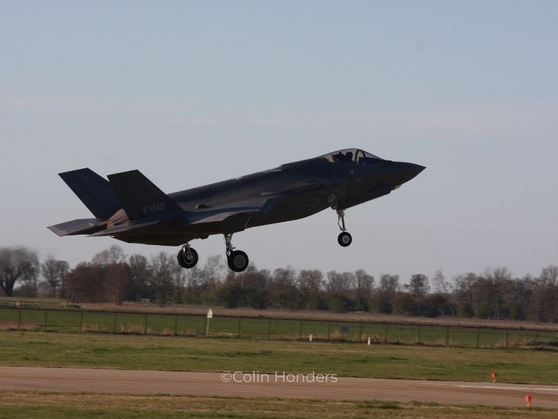 F35 tijdens de landing op vliegbasis Leeuwarden