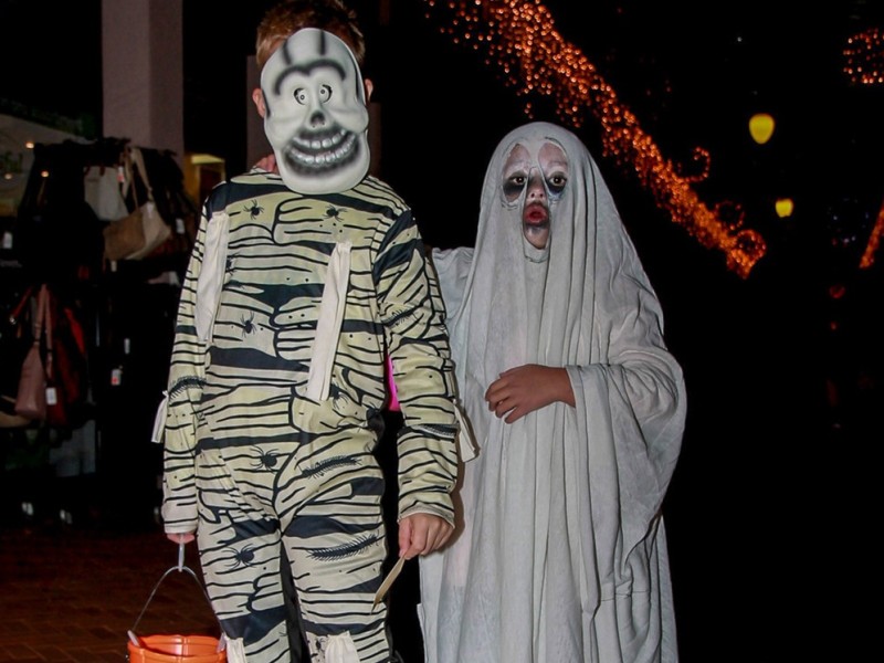 Halloween-gekte in Dronten tijdens Trick or Treat in Stadscentrum SuyderSee