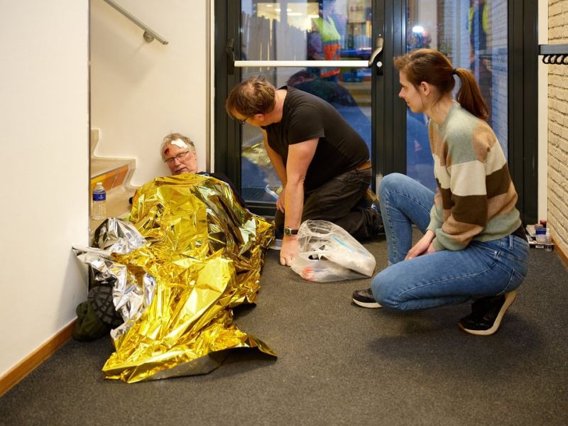 Meinica de vrijwilliger aan het werk tijdens de oefening