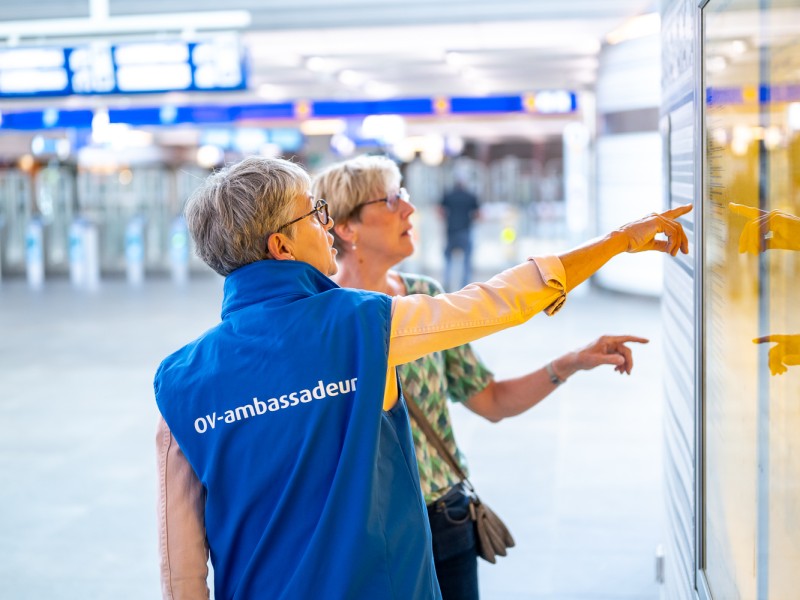 Inwoners leren in bibliotheek Dronten weer zelfstandig reizen met bus en trein