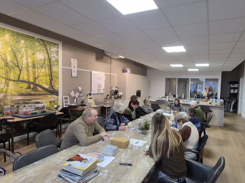 Dementie Huiskamer start in Biddinghuizen als rustige ontmoetingsplek