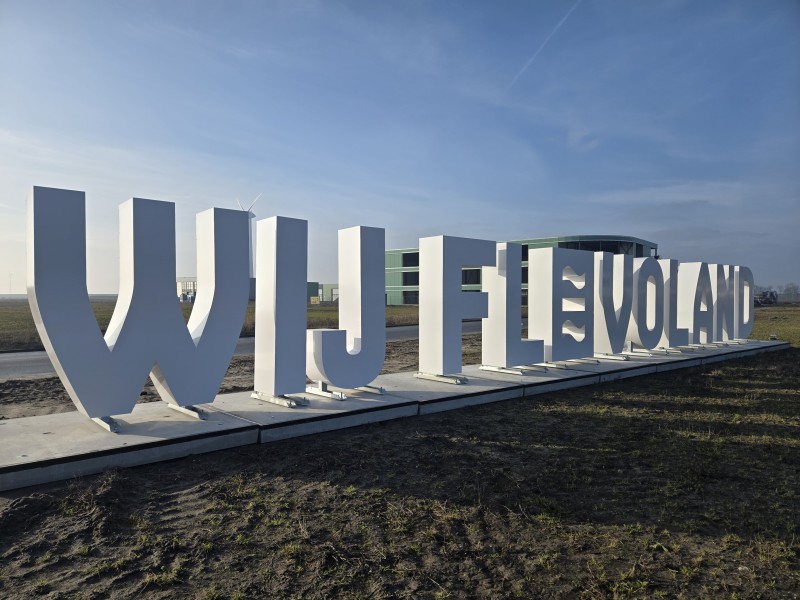 De metershoge letters WIJ FLEVOLAND