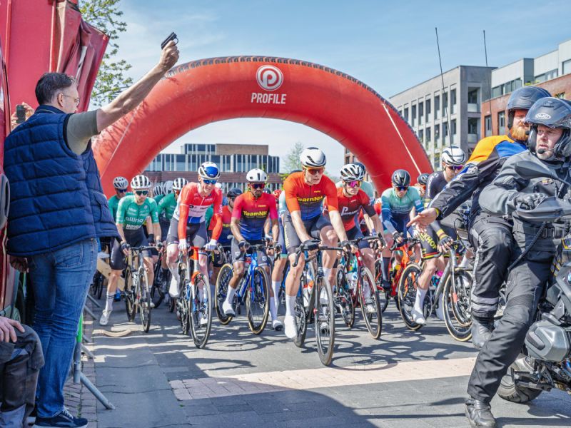 Sportief spektakel in Dronten tijdens Dag van de wielersport op 11 april