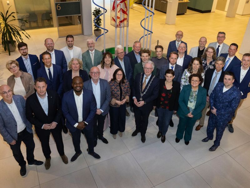 Een zoekplaatsje: wie zijn er geen raadslid? Tip: het gaat om de burgemeester en de griffier...