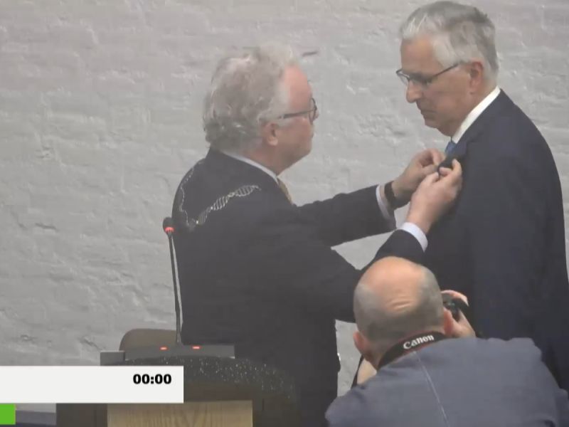 Ton van Amerongen krijgt een lintje opgespeld.