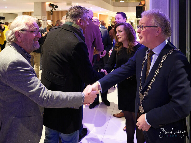 Nieuwjaarsontmoeting in gemeentehuis Dronten gezellig druk