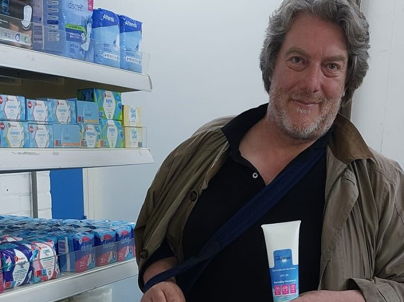 persoon met flacon zonnebrand creme